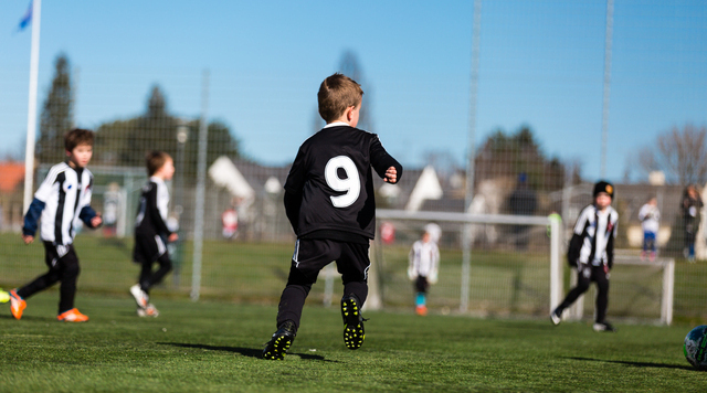 jongen voetballen 640x356