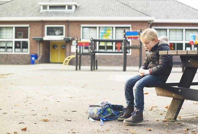 jongen schoolplein in tekst